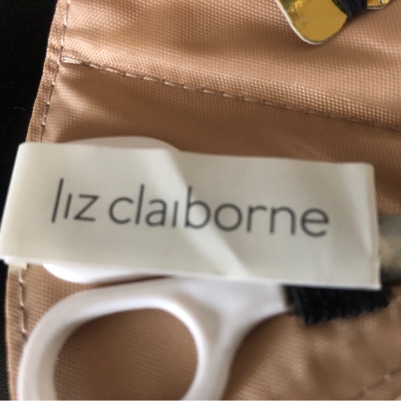 NWOT Liz Claiborne Travel Mending Kit - Picture 4 of 4
